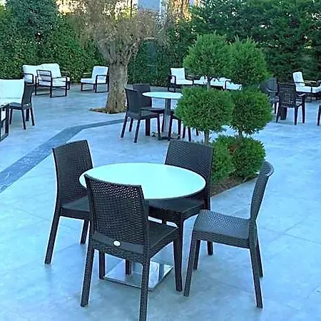 B Business & Hotel 5*